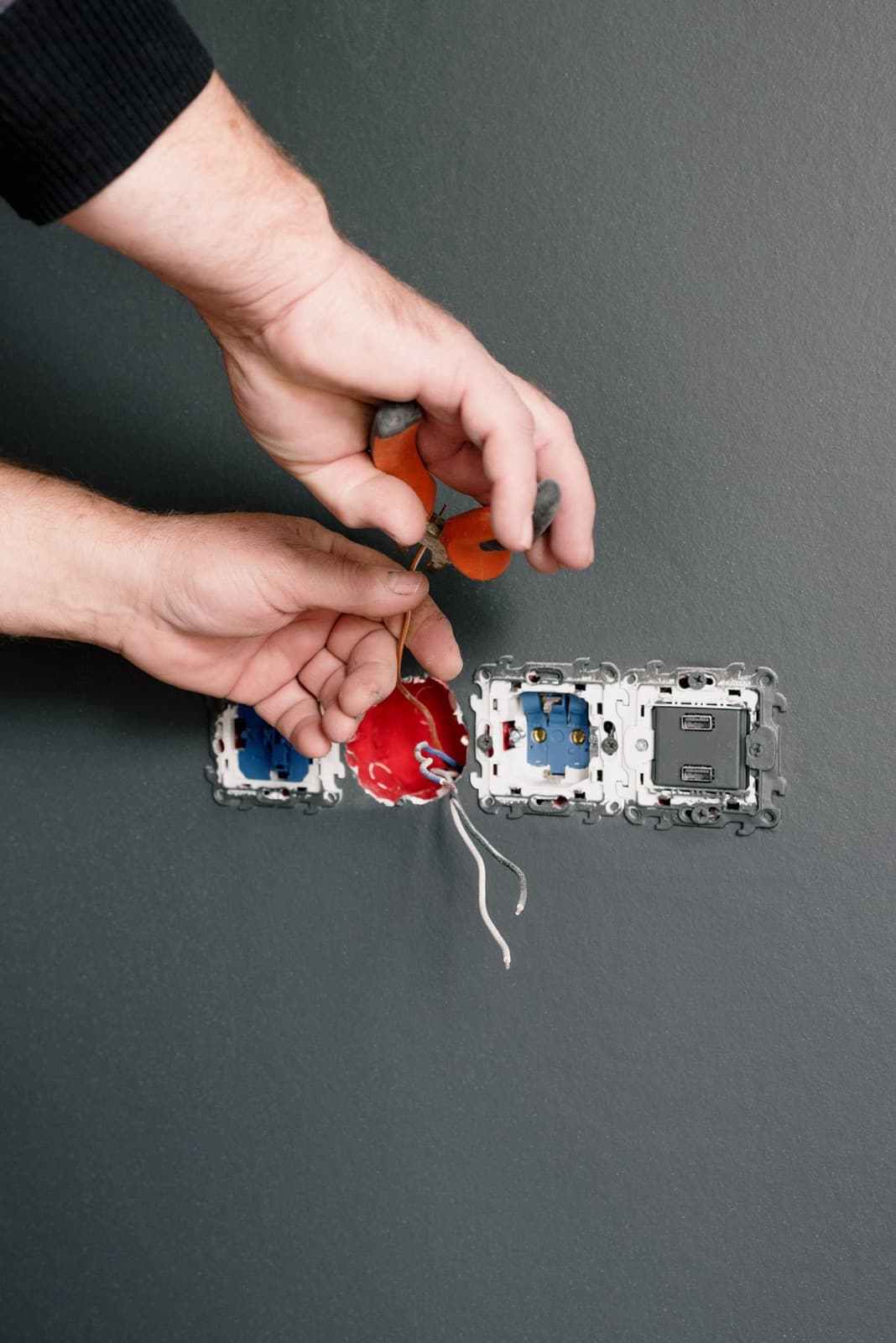Pose de boîtes d’encastrement. Photographie Pexels, démonstration.