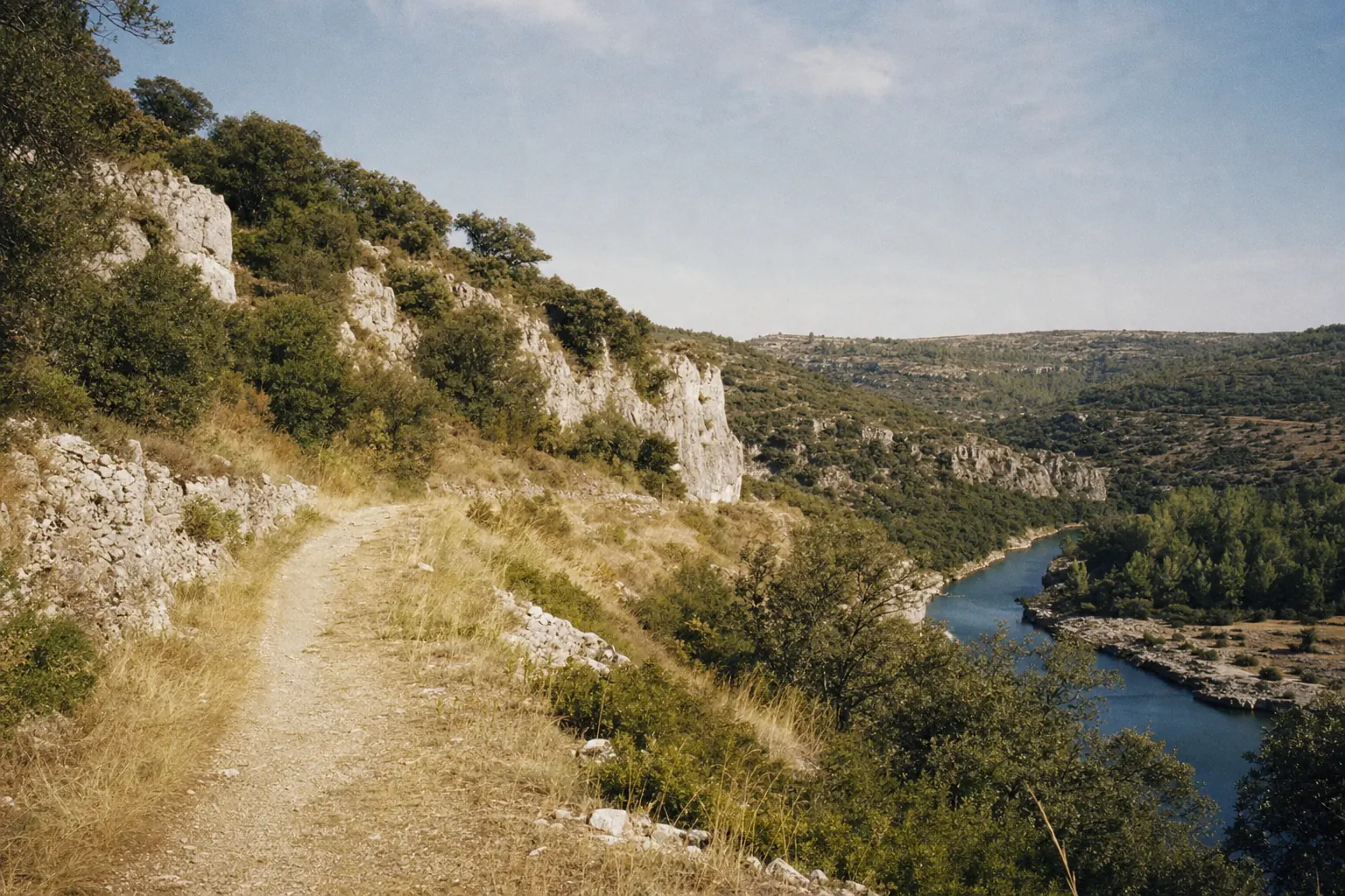 Image de démonstration : sentier communal du village fictif d’Auremont-sur-Cesse, au-dessus de la rivière.