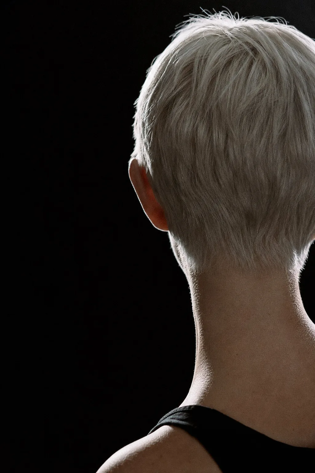 Nuque d’une coupe courte platine, dégradé net au ras du cou